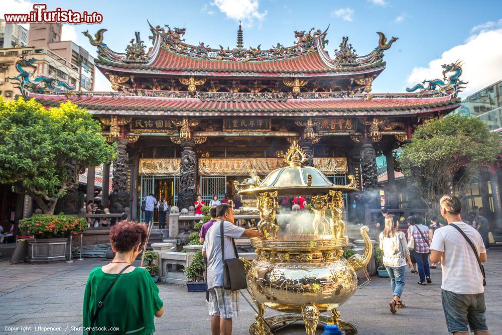 Immagine Il tempio di Longshan nella downtown di Taipei, Taiwan. Il più antico tempio di Taipei risale al 1738. E' un esempio di fervore religioso: attorno alla statua della dea Guanayin, venerata dai buddhisti, vi sono le raffigurazioni di molte divinità legate a varie fedi di culto - © LMspencer / Shutterstock.com