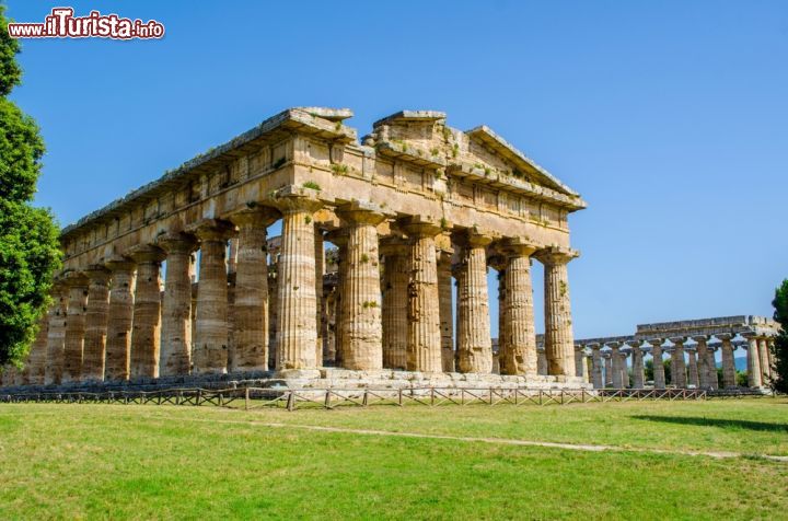 Immagine Tempio di Paestum vicino ad Agropoli, Campania - Nome latino dell'antica e potente Poseidonia, che significa città sacra a Poseidone, dio del mare, Paestum si trova nella Valle del Sele, a ridosso della costiera salernitana. Qui si possono ammirare alcuni resti dei più grandiosi e meglio conservati templi greci di ordine dorico. Nell'area del santuario meridionale, il sito archeologico ospita il tempio di Nettuno, uno fra i più imponenti del periodo, ancora completo dell'intera trabeazione e dei due frontoni. Venne costruito in pietra calcarea tra il 460-450 a.C. © pavel dudek / Shutterstock.com
