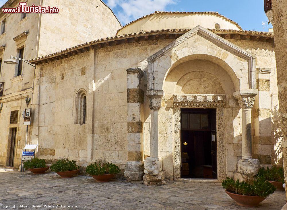 Immagine Il tempio di San Giovanni al Sepolcro a Brindisi, Puglia. Situato nel centro storico di Brindisi, questo edificio religioso romanico è chiuso al culto ma aperto al pubblico per visite guidate - © Alvaro German Vilela / Shutterstock.com