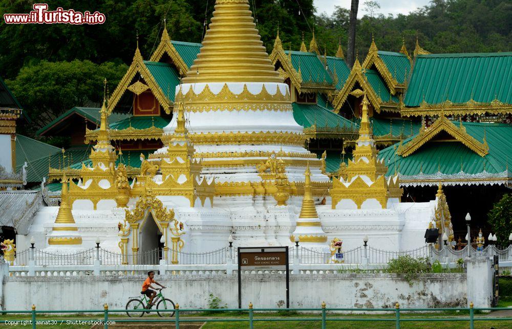 Immagine Il bel tempio di Wat Jong Kham e Jong Klang sul lago Nong Jong Kham a Mae Hong Son, Thailandia. Questi due edifici sacri in stile birmano sorgono vicino al centro della città  - © amnat30 / Shutterstock.com