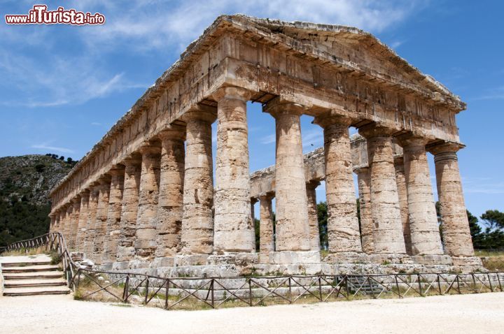 Immagine E' uno dei monumenti più belli di tutta la Magna Grecia: è il Tempio Greco di Segesta, con il suo magnifico stile dorico, uno dei capolavori architettonici della Sicilia occidentale - © atm2003 / Shutterstock.com
