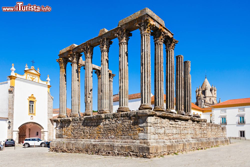 Immagine L'antico tempio romano di Evora, Portogallo. Noto anche come Tempio di Diana, è uno dei più antichi della città portoghese. Eretto attorno al II°-III° secolo d.C., questo tempio s'innalza fiero al centro della città con ben 14 colonne in stile corinzio. E' ancora in ottimo stato di conservazione.