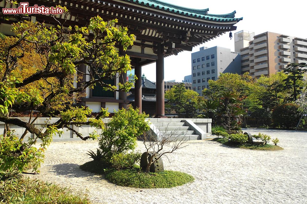 Immagine Un tempio scintoista e costruzioni moderne a Fukuoka, Giappone.
