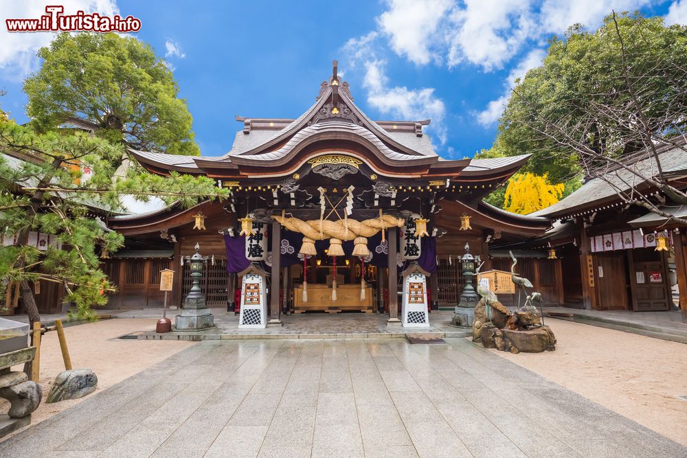 Immagine Il tempio Tocho-ji di Fukuoka, Giappone. E' noto anche come tempio del Buddha gigante di Fukuoka. Fondato nell'806 d.C. da Kobo Taishi, ospita la statua della divinità della misericordia dalle mille armi Senju Kan'non, la seconda più grande del paese con i suoi 16 metri.