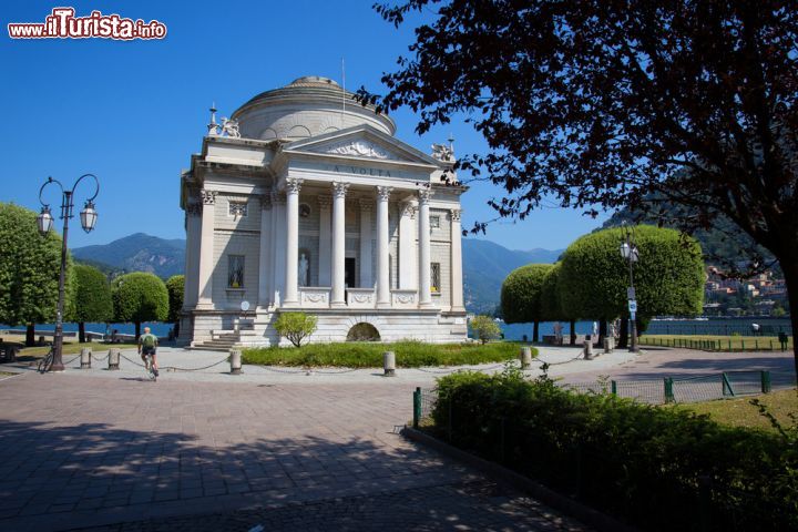 Immagine Tempio Voltiano a Como, Lombardia - Questo bell'edificio inaugurato nel 1928 è un museo scientifico situato su Lungo Lario Marconi a Como. Fu voluto e finanziato dall'industriale e mecenate Francesco Somaini e realizzato su progetto dell'architetto Federico Frigerio che lo volle in stile palladiano. L'ossatura dell'edificio è in cemento armato © Marco Scisetti / Shutterstock.com