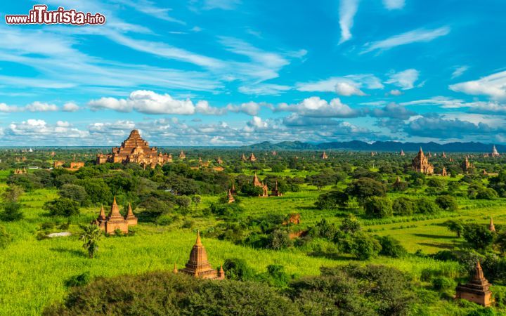 Immagine Templi di Bagan, Myanmar. Una bellissima veduta della piana di Began che ospita decine di templi e edifici religiosi. Purtroppo il tentativo dell'Unesco di nominare quest'area patrimonio dell'Umanità non è andato a buon fine per via delle ristrutturazioni di molti lugohi sacri con materiali incompatibili con gli stili architettonici originari - © Milonk / Shutterstock.com