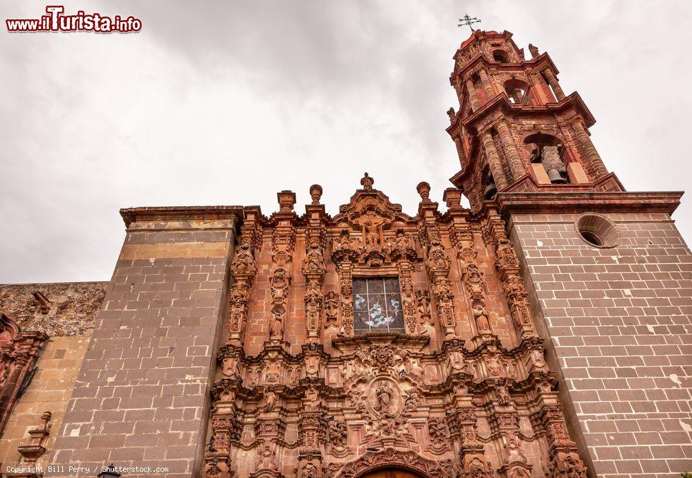 Immagine Il Templo de San Francisco a San Miguel de Allende. La facciata della chiesa è in stile barocco churriguerresco - © Bill Perry / Shutterstock.com