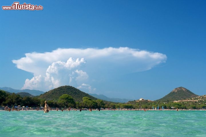 Immagine Un temporale sulla Corsica, formatosi alle spalle della spiaggia bianca di Santa Giulia, che si trova a sud di Porto Vecchio - © bensliman hassan / Shutterstock.com