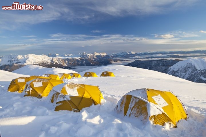 Immagine A circa 2.300 metri sopra Merano, ogni anno a fine dicembre arriva il momento del Salewa Basecamp, un campo tendato che dal 26 di dicembre resterà aperto fino al 9 di gennaio - © Damian Pertoll / merano.eu