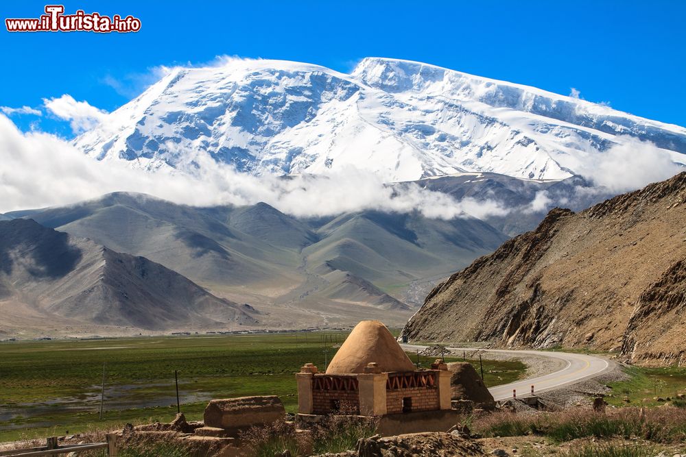 Immagine Tende Yurta sulle rive del lago Karakul nella regione di Kashgar in Cina