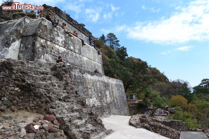 Immagine El Tepozteco: la Piramide del Tepozteco è dedicata al dio Tepoztécatl, che secondo la tradizione azteca era associato ai raccolti ed al pulque. Nonostante le ridotte dimensioni, vanta una posizione spettacolare che la rende altamente suggestiva.