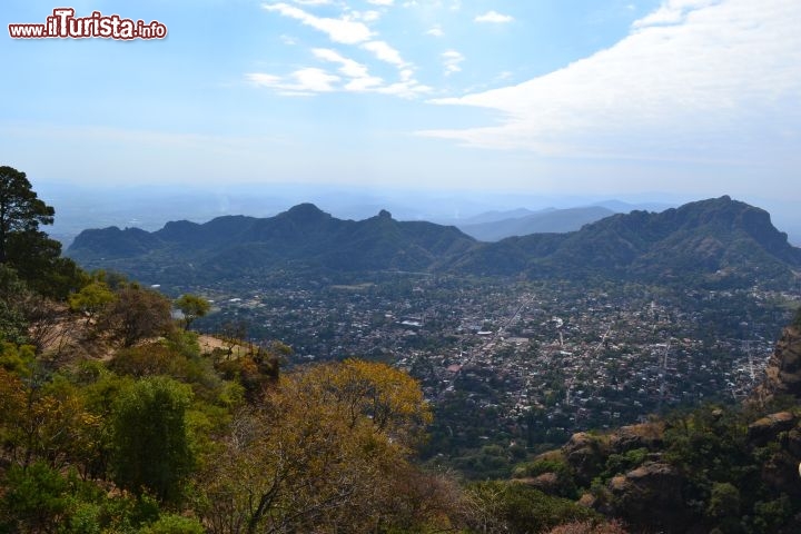 Immagine Tepoztlán, Messico: veduta della cittadina dalla Piramide del Tepozteco, che domina la vallata nello stato di Morelos, 80 km a sud della capitale, raggiungibile in autobus da Città del Messico in poco più di un'ora.