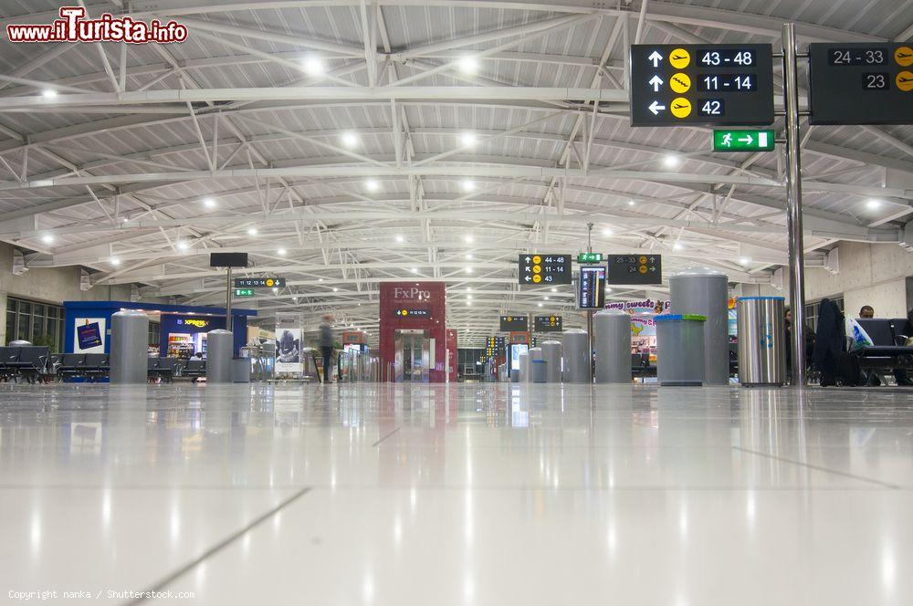 Immagine Terminal dell'Aeroporto Internazionale di Larnaka, isola di Cipro. E' il principale dell'isola - © nanka / Shutterstock.com