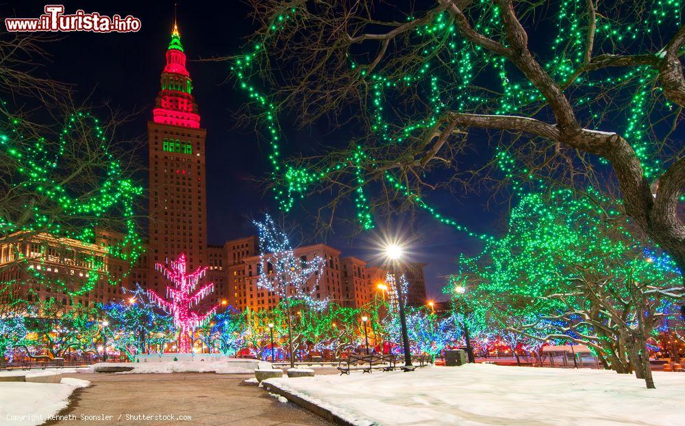 Immagine Terminal Tower e Public Square a Cleveland (Ohio) durante il Natale by night - © Kenneth Sponsler / Shutterstock.com
