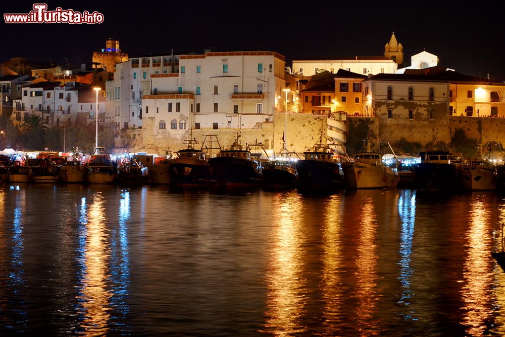 Immagine Termoli con il porto by night, Molise. Città di mare a tutto tondo, Termoli vanta l'atmosfera tipica di un luogo che proprio dalle acque ha creato la sua cultura e le sue tradizioni.