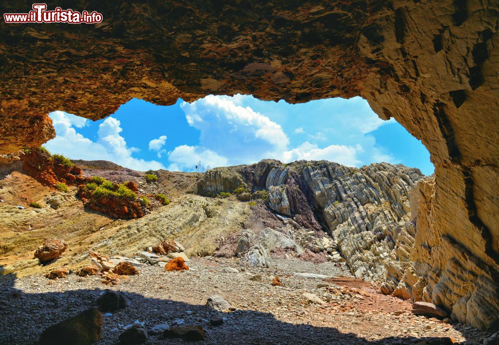 Immagine Terrasini in Sicilia e i suoi paesaggi rocciosi: una grotta vicino a Cala Rossa