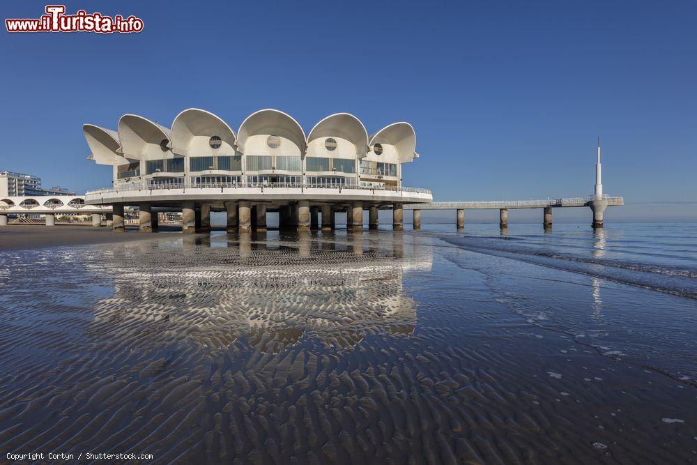 Immagine Terrazza a mare sulla spiaggia di Lignano Sabbiadoro, mare del Friuli Venezia Giulia - © Cortyn / Shutterstock.com