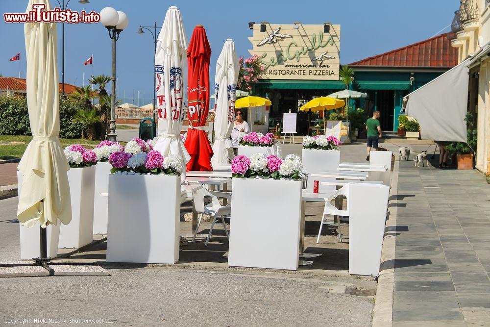 Immagine Terrazza all'aperto di un ristorante italiano nel centro di Viareggio, provincia di Lucca, Toscana - © Nick_Nick / Shutterstock.com