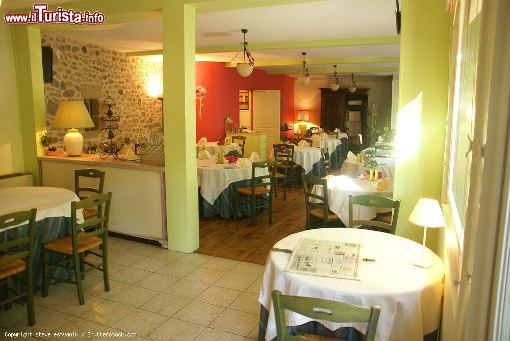 Immagine Terrazza e sala ristorante all'Hotel Les Charmilles di Beaulieu-sur-Dordogne, Francia - © steve estvanik / Shutterstock.com