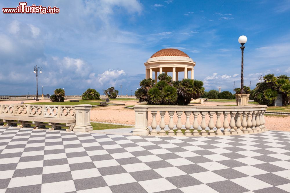 Immagine Terrazza Mascagni, Livorno, con il gazebo (Toscana). Un tempo, nell'area dove sorge questo belvedere, vi era un fortilizio che faceva parte del sistema difensivo di Livorno.