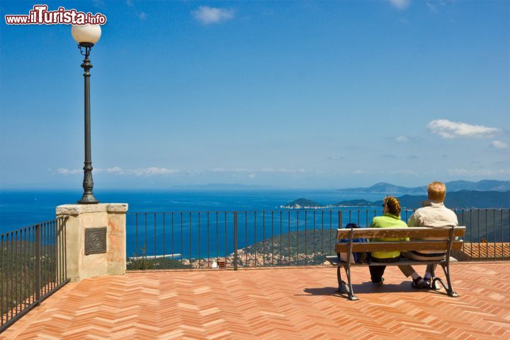 Immagine terrazza panoramica a Marciana in Toscana - © Luciano Mortula / Shutterstock.com