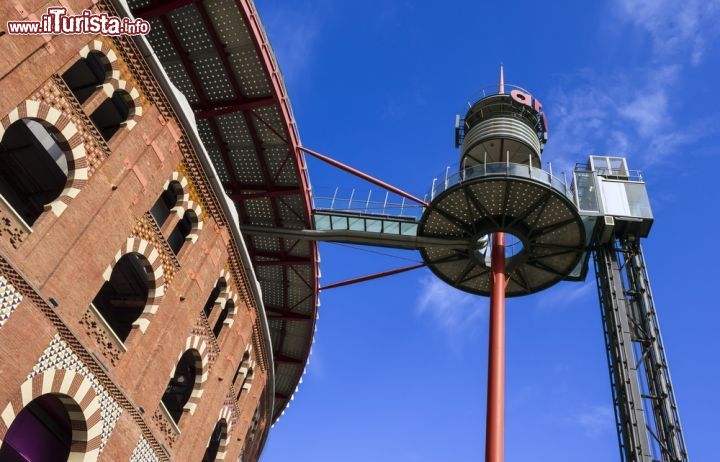 Immagine Terrazza panoramica di Las Arenas a Barcellona, Spagna. Chiamato in catalano Les Arenes, questo edificio che sorge nell'antica plaza de toros di Barcellona è oggi un grande centro commerciale. Salendo all'ultimo piano, tramite le scale o l'ascensore a pagamento, si raggiunge la terrazza panoramica da cui godere una meravigliosa vista - © Liubov Terletska / Shutterstock.com