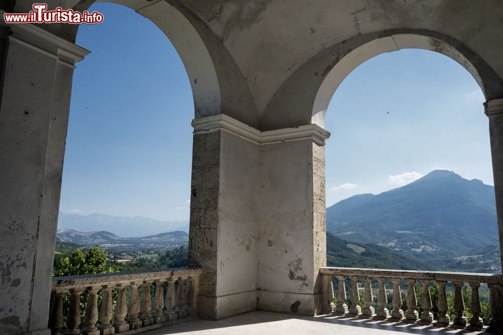 Immagine Terrazza panoramica nel cuore del borgo medievale di Civitella del Tronto in Abruzzo.