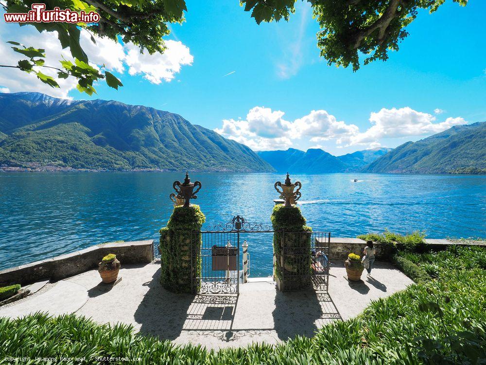 Immagine Una terrazza sul lago di Como a villa del Balbianello, Lenno, Lombardia. Questa suggestiva villa costruita nel 1787 è stata location di alcune pellicole cinematografiche fra cui Star Wars (L'attacco dei cloni) - © Jakapong Paoprapat / Shutterstock.com