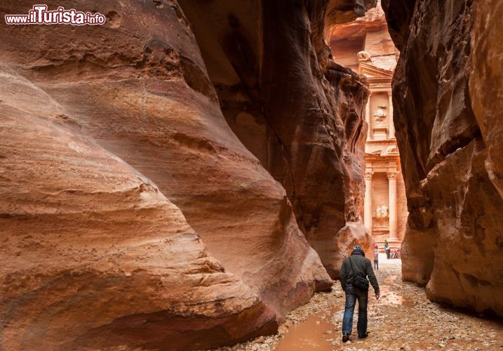 Immagine Il tesoro di Petra compare al termine della gola del Siq, una emozione indescrivibile - © Yongyut Kumsri / Shutterstock.com