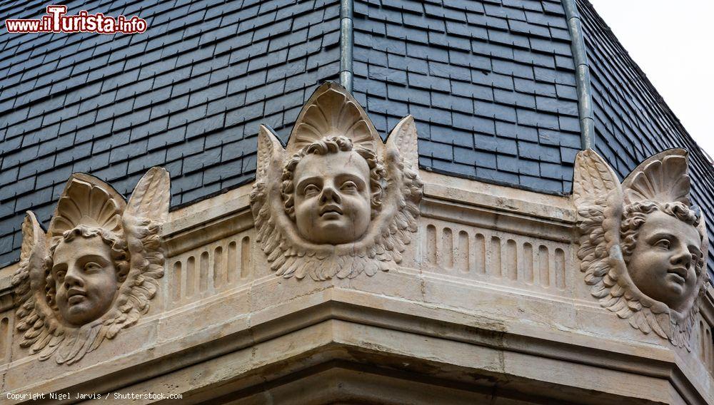 Immagine Teste di cherubini scolpite sulla facciata della chiesa del Sacro Cuore di Paray-le-Monial, Francia - © Nigel Jarvis / Shutterstock.com