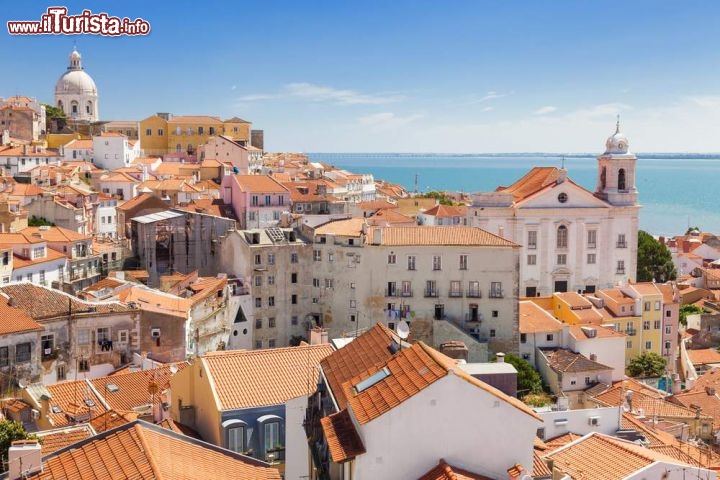 Immagine I tetti dell'Alfama a Lisbona  - foto © Jose Ignacio Soto / shutterstock.com