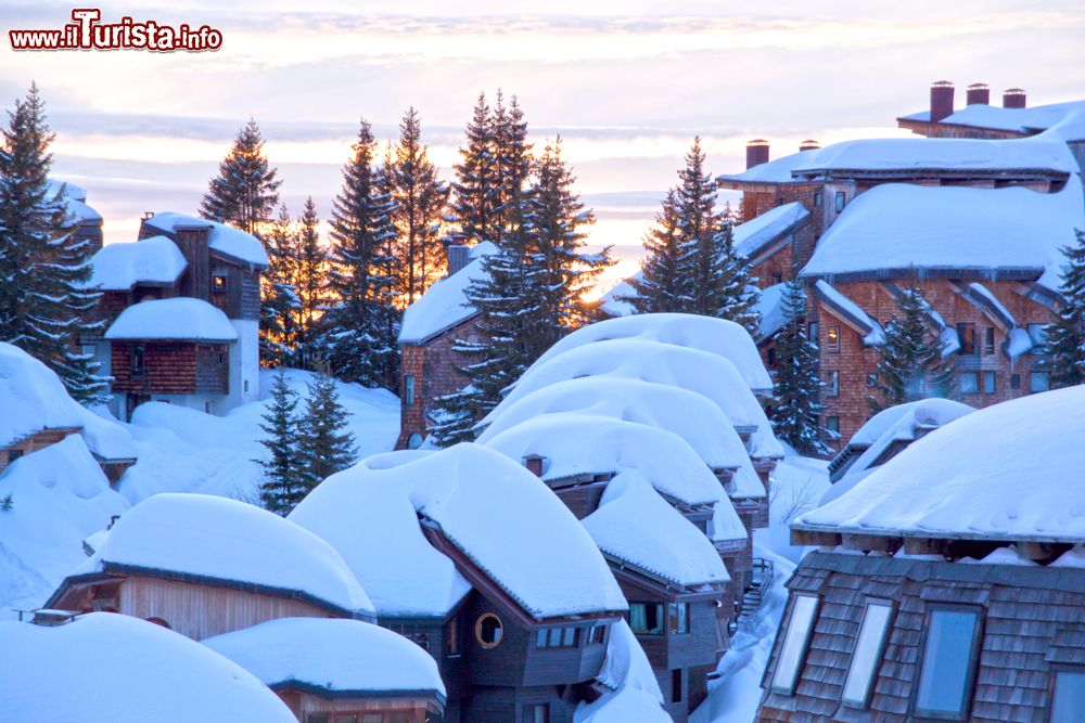 Immagine Tetti delle case ricoperti di neve nel villaggio di Avoriaz, Francia. Nel cuore della valle alpina Portes du Soleil si affaccia questa graziosa località situata nei pressi del confine con la Svizzera.