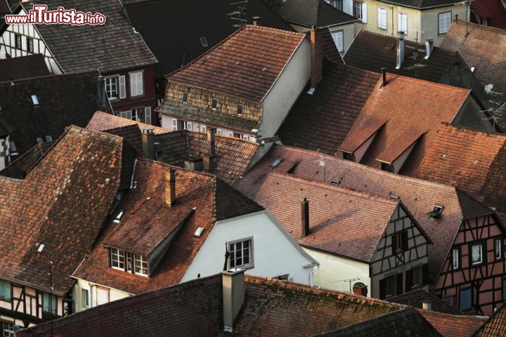 Immagine Una veduta dall'alto dei tetti di Kaysersberg (Francia). In questa città nacque nel 1875 il Premio Nobel per la Pace dott. Albert Schweitzer - foto © Bildagentur Zoonar GmbH / Shutterstock.com