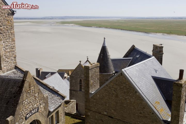 Immagine I tetti degli edifici di Mont-Saint-Michel con l'alta marea, Normandia, Francia - © rui vale sousa / Shutterstock.com