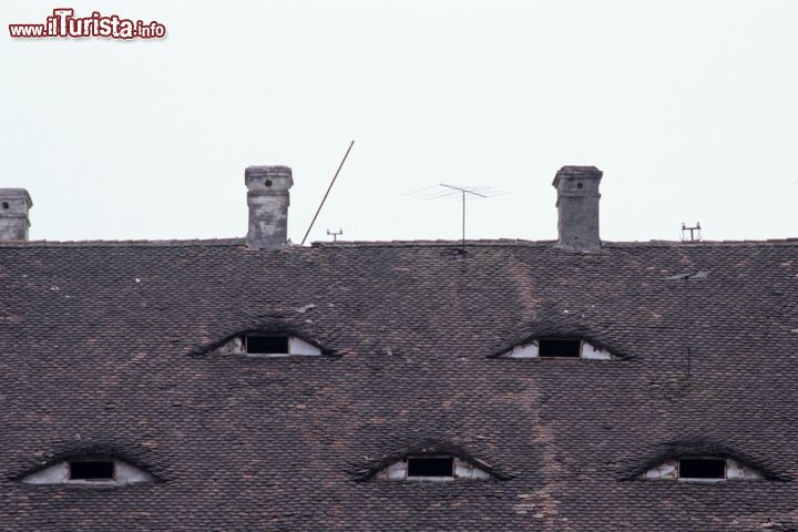 Immagine Tetto nel centro di Sibiu, Romania - La caratteristica forma di alcune finestre nel tetto di un'abitazione del centro storico di Sibiu © Baciu / Shutterstock.com