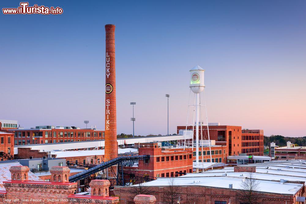 Immagine The American Tobacco Historic District a Durham, Stati Uniti d'America. Un tempo quartier generale della compagnia statunitense impegnata nell'industria del tabacco fondata nel 1890, oggi questo luogo è parte di un progetto di rinnovo urbanistico - © Sean Pavone / Shutterstock.com