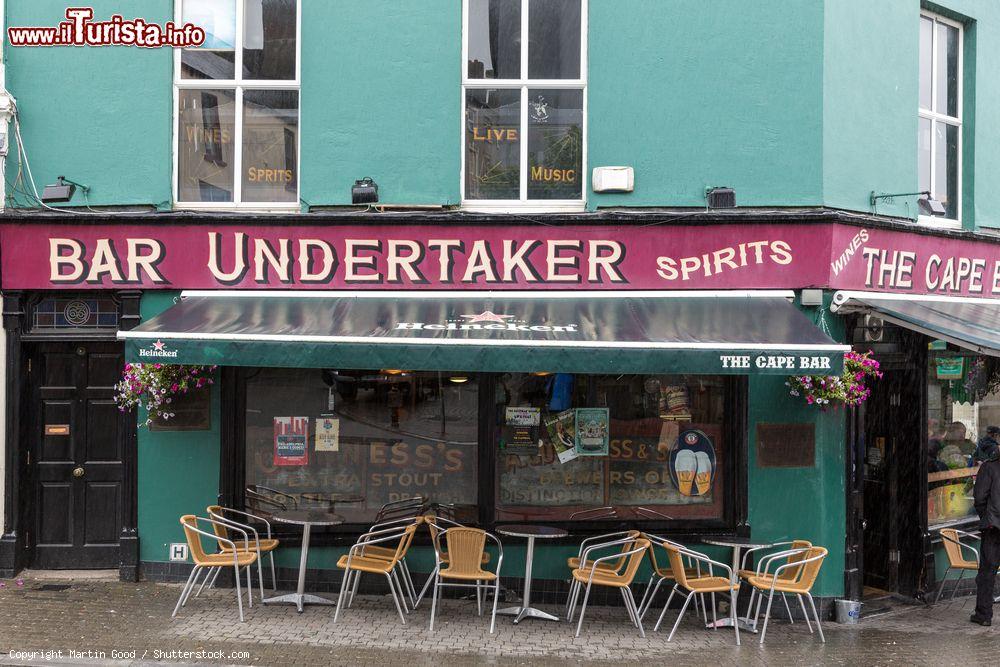 Immagine The Cape Bar e la Undertaker public house nel centro di Wexford in Irlanda. - © Martin Good / Shutterstock.com