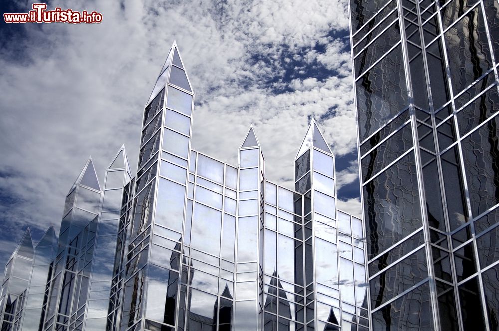 Immagine "The City In The Sky", noto anche come PPG a Pittsburgh, Pennsylvania (USA). Questo complesso è composto da sei edifici all'interno di tre isolati e di cinque ettari e mezzo di terra. Sono tutti costruiti in vetro.