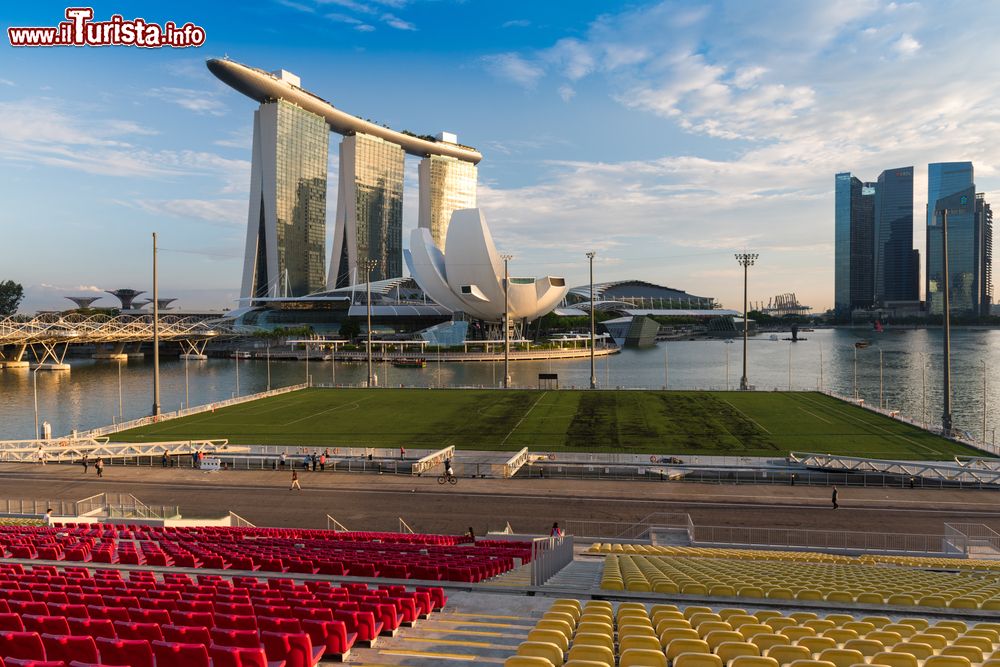 Immagine The Float, lo stadio flottante di Singapore con una tribuna di oltre 30.000 spettatori - © Maciej Matlak / Shutterstock.com