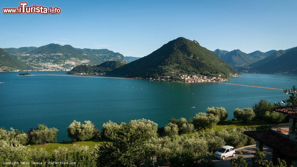 Immagine The Floating Piers: l'installazione dell'artista Christo sul Lago d'Iseo, che tra il 18 giugno e il 3 luglio 2016 permetteva di raggiungere a piedi su una passerella galleggiante Monte Isola dalla terraferma - foto © Mario Savoia / Shutterstock.com