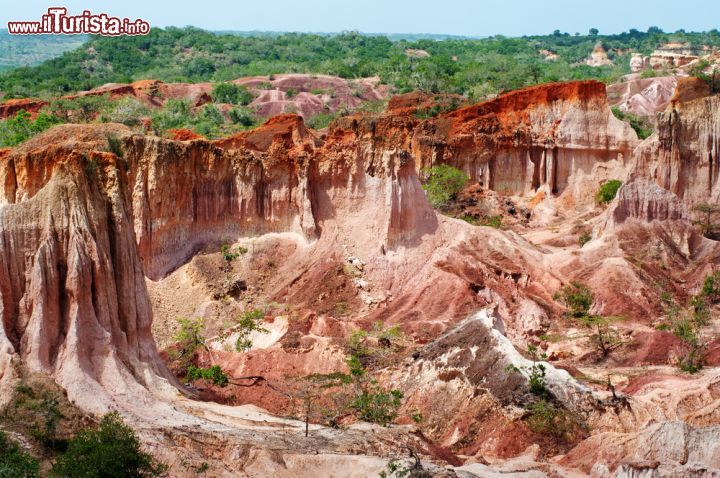 Immagine The Hell's Kitchen, Marafa Canyon, Kenya: la cosiddetta "Cucina del Diavolo" è una zona spettacolare a circa 35 km da Malindi dove la terra e le rocce assumono forme e colori surreali fondendosi tra loro - © Byelikova Oksana / Shutterstock.com