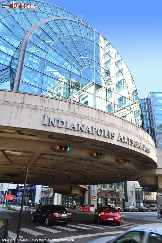 Immagine The Indianapolis Artsgarden al Circle Centre Mall, Indiana (USA): ogni anno ospita oltre 300 spettacoli gratuiti - © jessicakirshcreative / Shutterstock.com