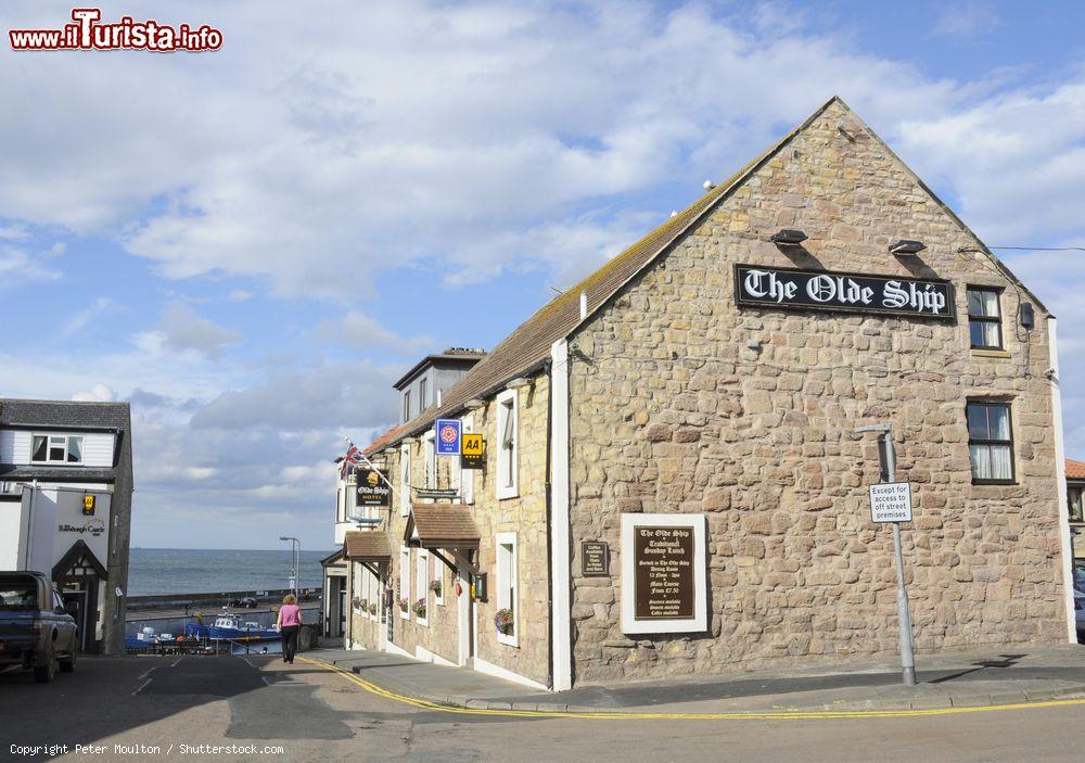 Immagine The Olde Ship sulla strada principale di Seahouses, Northumberland, Inghilterra. Uno dei più tipici locali gastronomici di questa cittadina - © Peter Moulton / Shutterstock.com