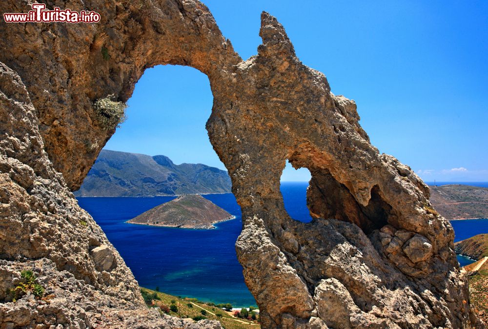 Immagine The "Palace" ("Palatia"), una delle più note formazioni rocciose dell'isola di Kalymnos, Grecia.