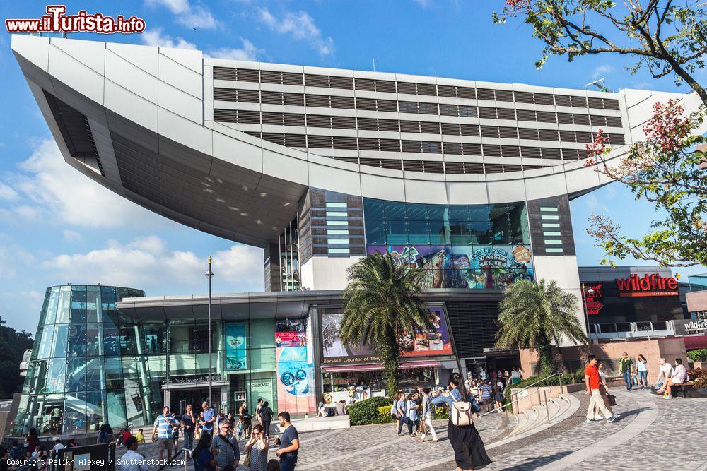 Immagine Il centro commerciale "The Peak Tower" sul Victoria Peak a Hong Kong Island (Cina) - © Pelikh Alexey / Shutterstock.com