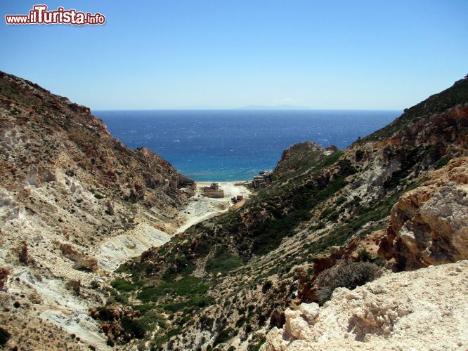 Immagine Thiorichia: la spiaggia di Thiorichia si raggiunge da Zefiria, l'antica capitale di Milos, percorrendo circa 5 km di strada sterrata fino a giungere all'antica miniera.