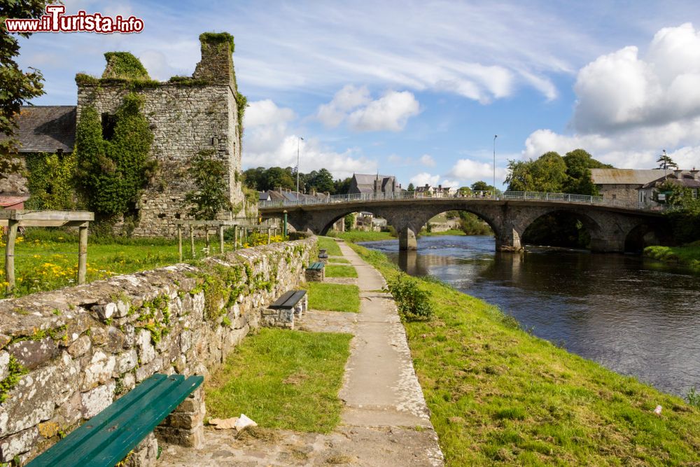 Immagine Thomastown sul fiume Nore nella contea di Kilkenny, Irlanda. Sulla destra, i resti dell'antico castello cittadino.