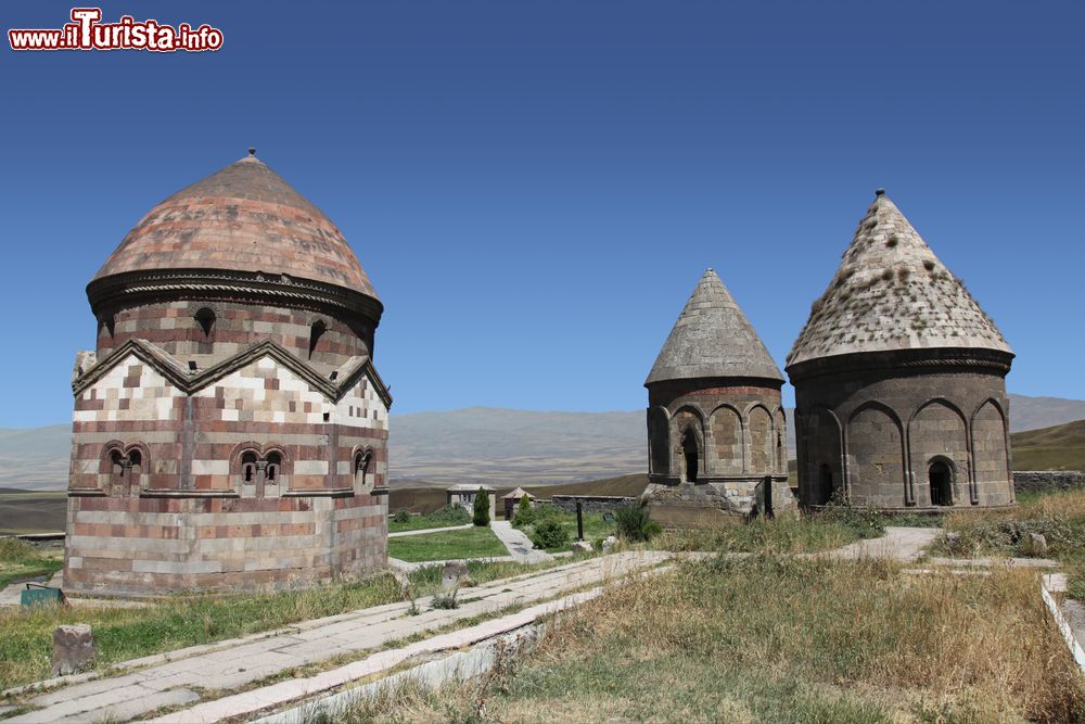 Immagine Three Kumbets a Erzurum, Turchia: si tratta di tre tombe coniche di epoca selgiuchide.