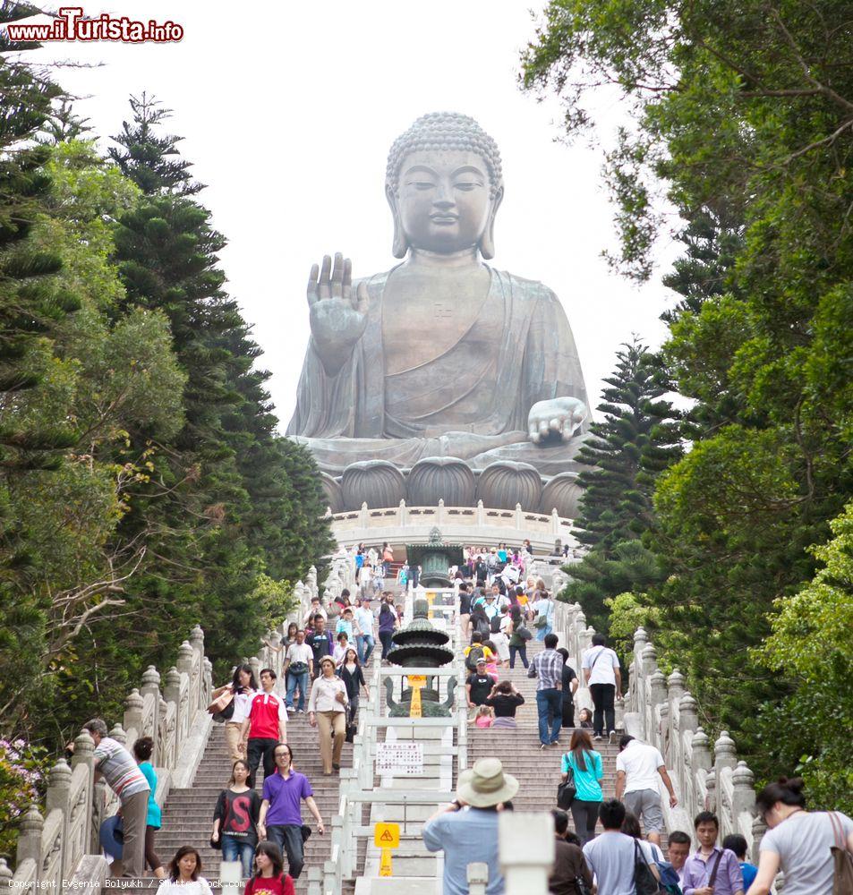 Immagine Il Tian Tan Buddha presso il Po Lin Monastery, sull'isola di Lantau a Hong Kong. La statua è alta 23 metri e pesa 202 tonnellate - © Evgenia Bolyukh / Shutterstock.com