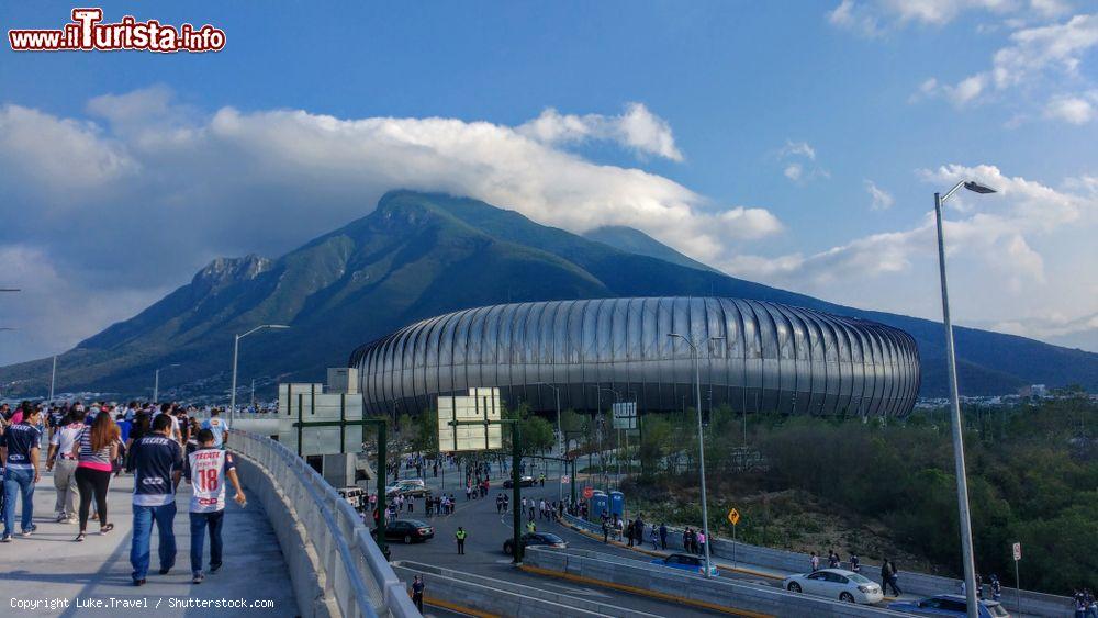 Immagine Tifosi a piedi e in auto si dirigono verso lo stadio di Monterrey, Messico, per una partita di calcio del Rayados - © Luke.Travel / Shutterstock.com